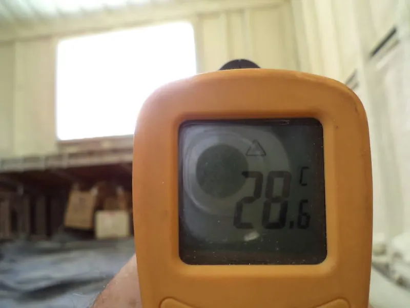 Termómetro infrarrojo marcando 28,6 °C bajo un techo aislado