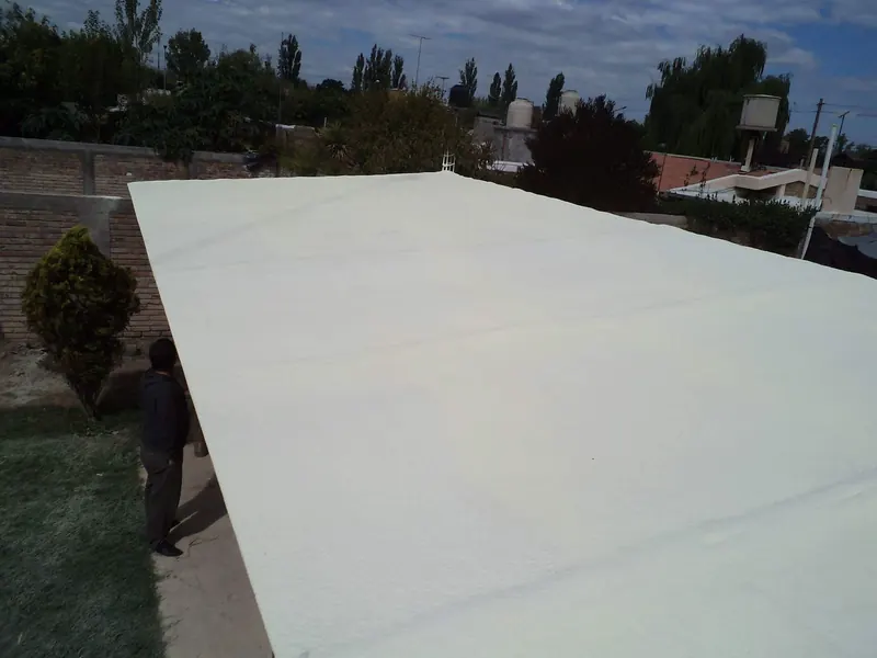 Techo de vivienda terminado con poliuretano expandido